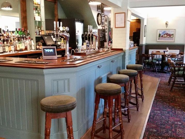 The Dog & Crook Hotel Romsey Exterior photo